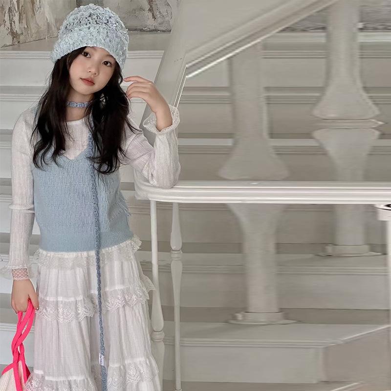 Dívčí módní třídílná sada na podzim 2025: Krajková sukně, svetr a tílko