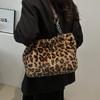 Leopard Pattern Travel Warm Plush Shoulder Bag Women Large Capacity Chain Decor Tote Bag Vintage Soft Faux Fur Top Handle Handbag