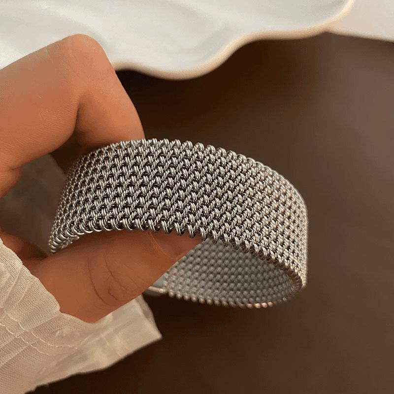 Trendy nový tkaný náramek z nerezové oceli se zlatavým nádechem. Módní doplněk ve všestranném zlatém tónu.