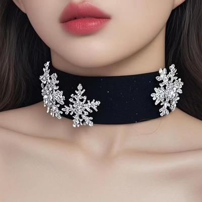 Met diamanten bezette sleutelbeenband, vrouwelijk, breed gerand fluwelen accessoire, elegante banketketting, veelzijdig voor het hof, overdreven nekband
