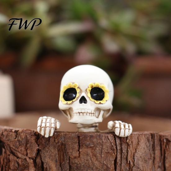 Miniature Landscape Figures Skeleton Flower Pot Hugger, Resin Skull Planter Statue with Eyes, Mini Decorative Hangers Flowerpot Ornament for Halloween
