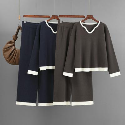 Ein neuer gestreifter Strickanzug für Damen für Herbst und Winter, ein V-Ausschnitt Farbblock-Oberteil und eine weite Hose als zweiteiliges Set