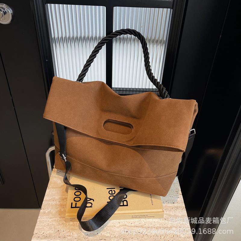 

Large capacity bag women 2025 new college students class canvas shoulder bag nylon cloth portable commuter tote bag коричневий