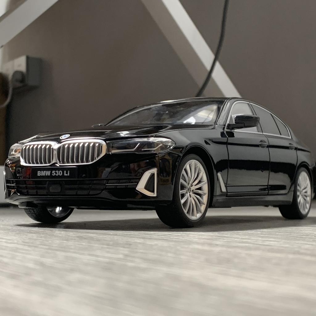 1:18 BMW 530Li Großes Luxus-Legierungsmetall-Druckgussmodellautos Hohe Simulation Dekorative Ausstellungsstücke Geburtstagsgeschenk Freund