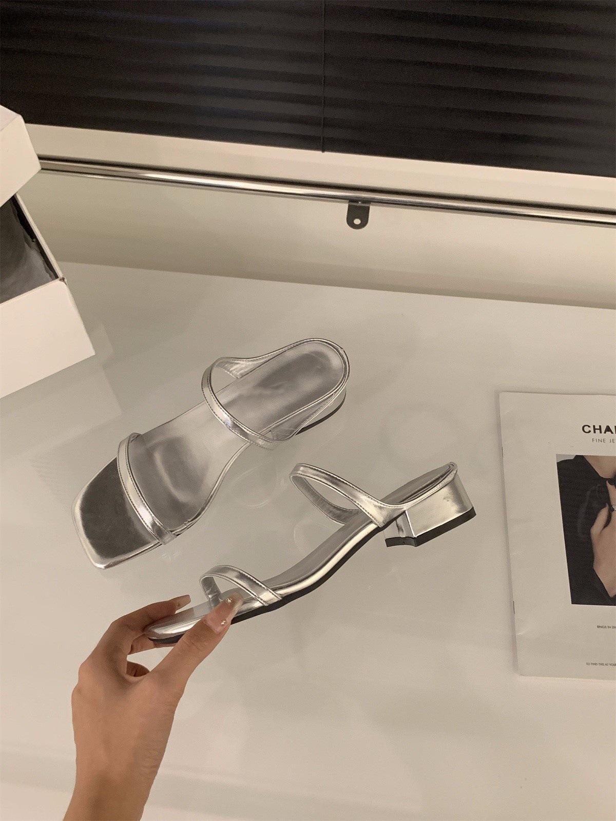 

Niche leopard print thick heel slippers women s shoes wear 2025 new summer temperament French small sandals 39