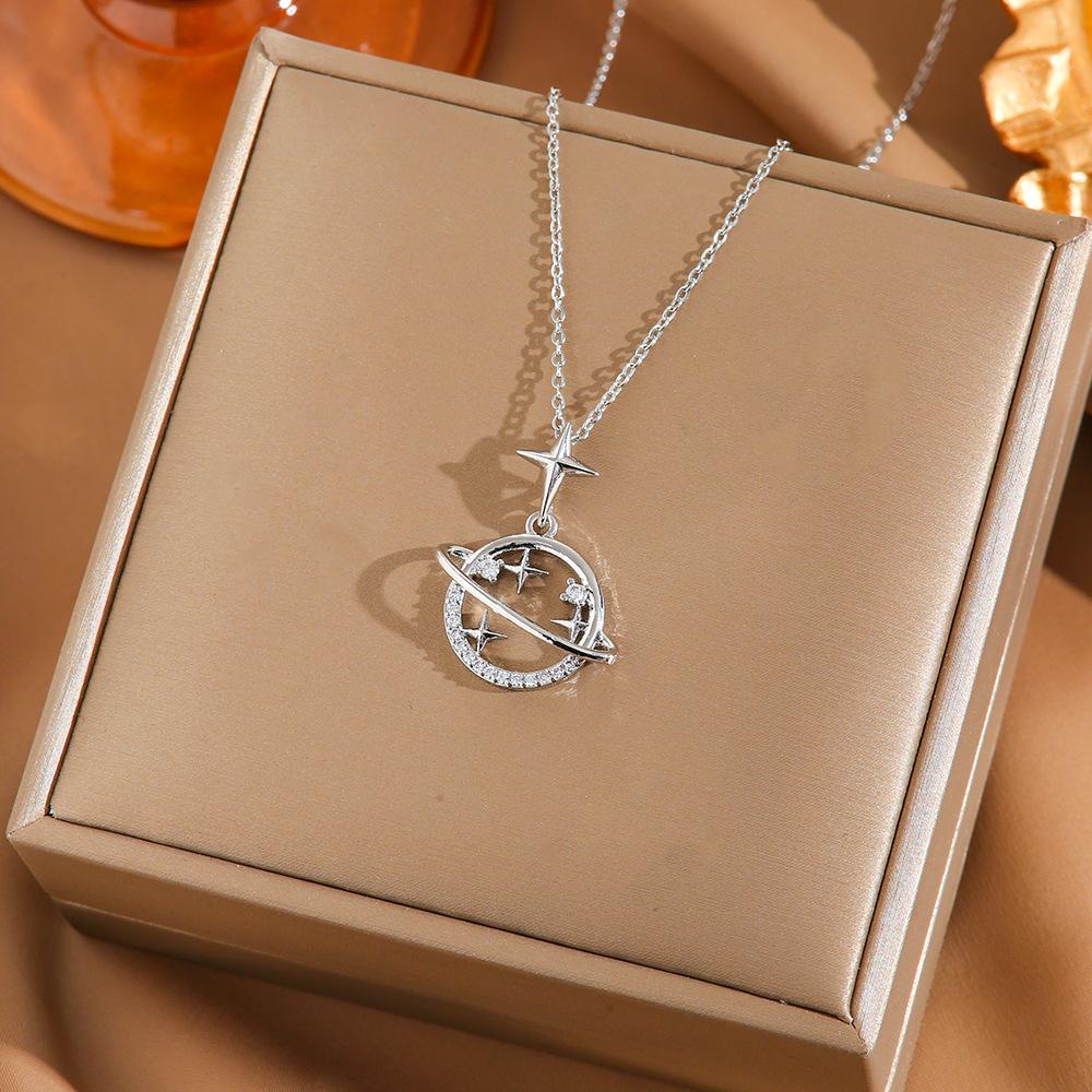 Collier minimaliste et luxueux en acier titane, orné de micro-incrustations planétaires, pour femme. Chaîne ras du cou en acier titane.