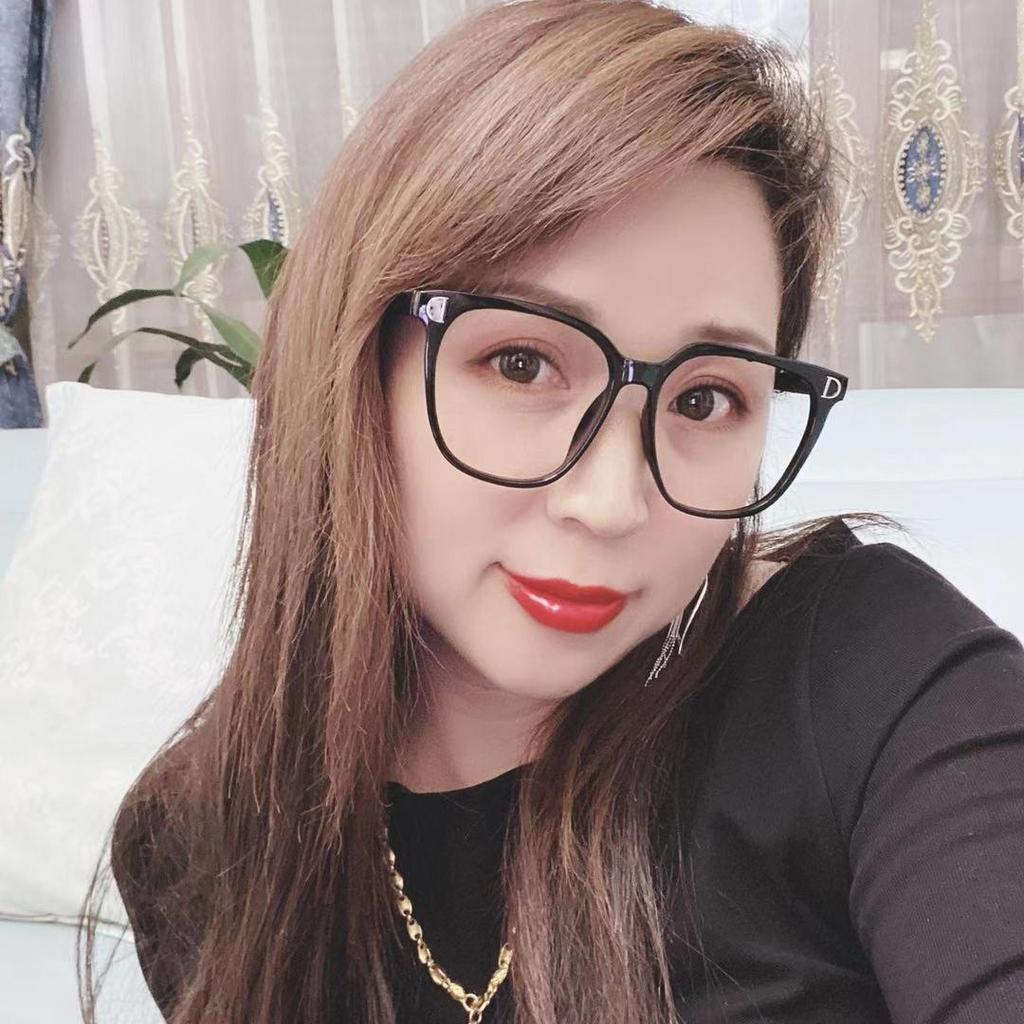 Trendy D-shaped anti-blue light glasses, popular on social media, in a stylish street style; can be fitted with prescription lenses.