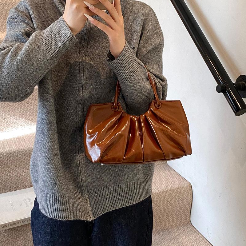 

2025 плиссированная сумка-облако новая сумка через плечо большой вместимости портативная на одно плечо женская осенне-зимняя женская сумка 26*9*18 коричневый