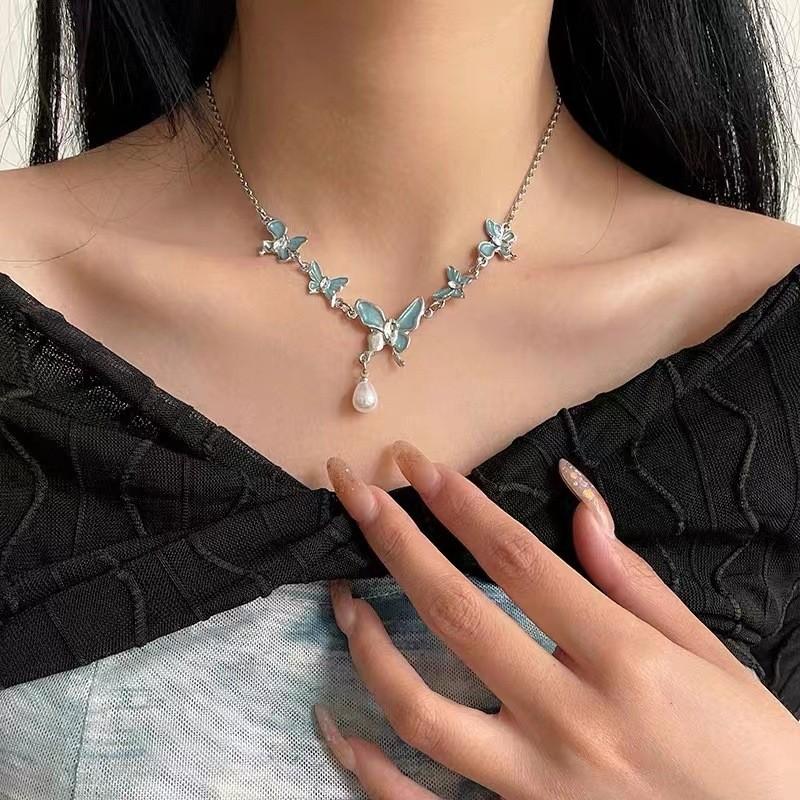 Butterfly Encrusted Exquisite Pearl Necklace For Women Chic And Unique Design