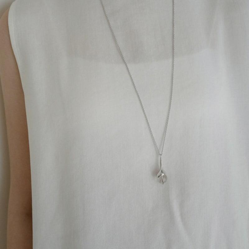 

fiore stone bud long necklace (crystal) gold