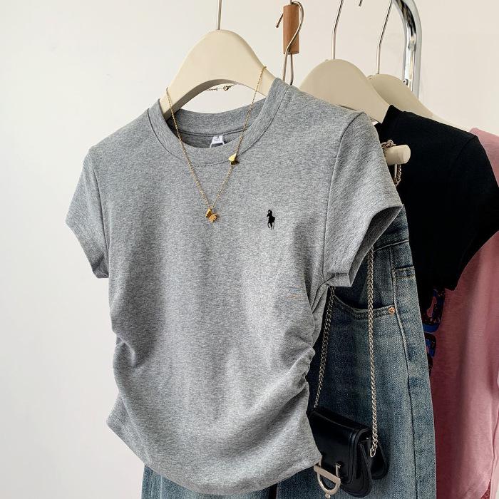 Tricou Crop cu Logo Pony European: Croială Slim Fit, Umeri Drepți, Mânecă Scurtă, Design Nou Plisat 2025