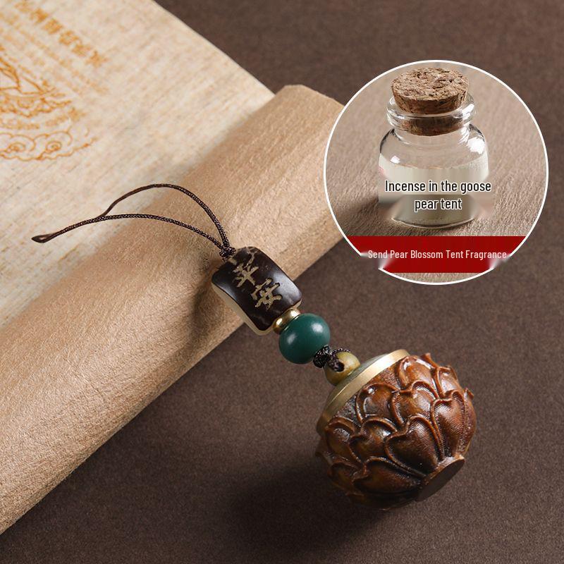 Green Sandalwood Vintage Hollow Sachet Keychain Aromatherapy Pendant