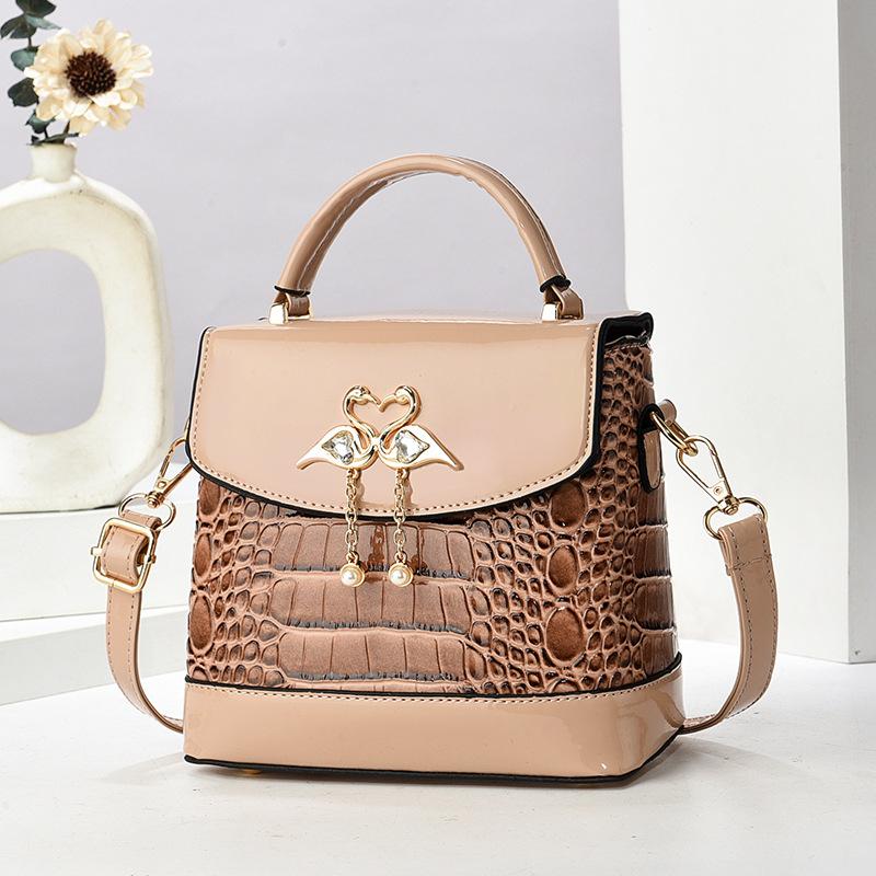 Женская новая летняя мини-квадратная сумка Модная универсальная сумка на плечо через плечо для телефона Length 185 width 95 height 18cm хаки 2190₽