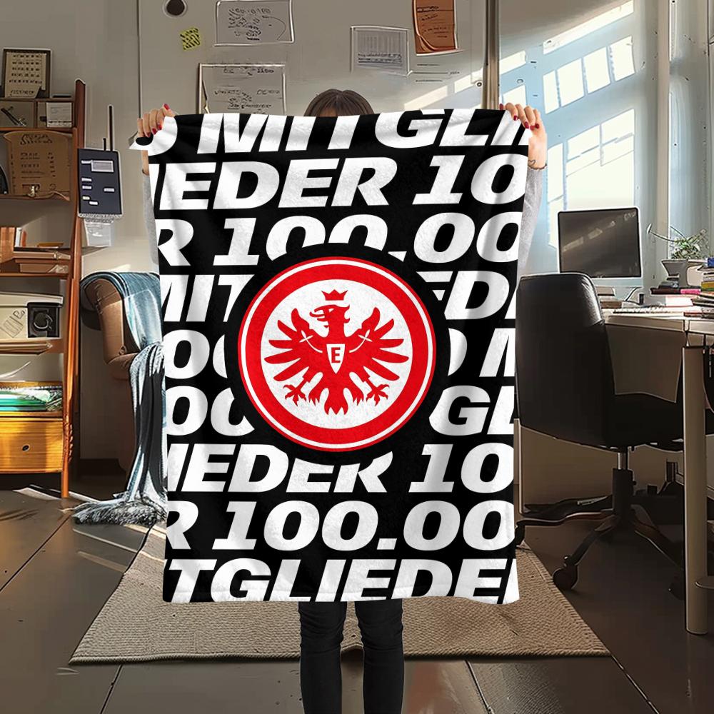 1 STuks Frankfurt Voetbal Print Flanellen Deken, Hoge Kwaliteit Alle Seizoenen, Woondecoratie, Warmte en Comfort, Perfect voor Kerstcadeaus