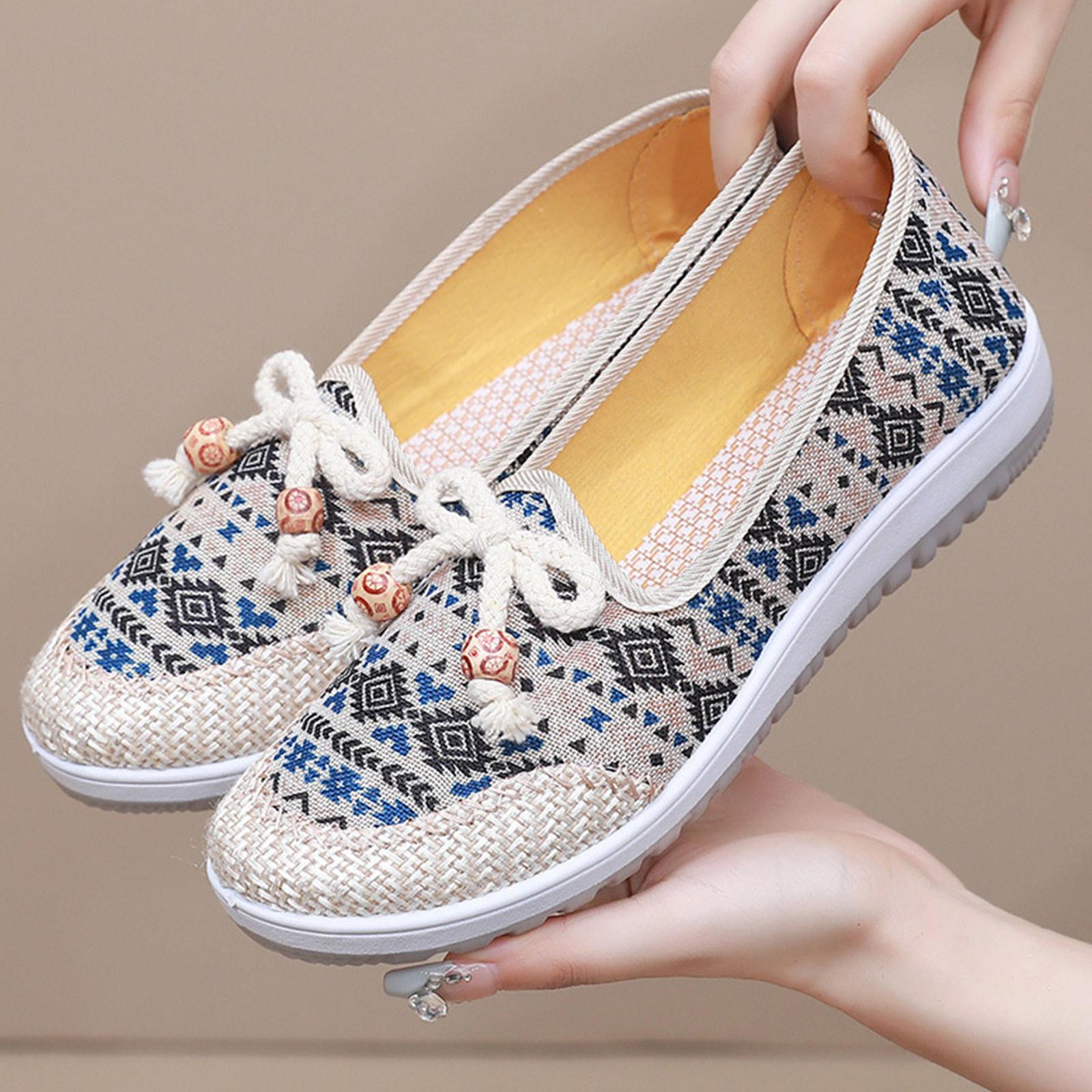 

Новые женские весенние тканевые туфли на мягкой подошве легкие и их можно носить на одной ноге. Мамины туфли не имеют каблука, у них плоская подошва, и они удобные. 37 синий