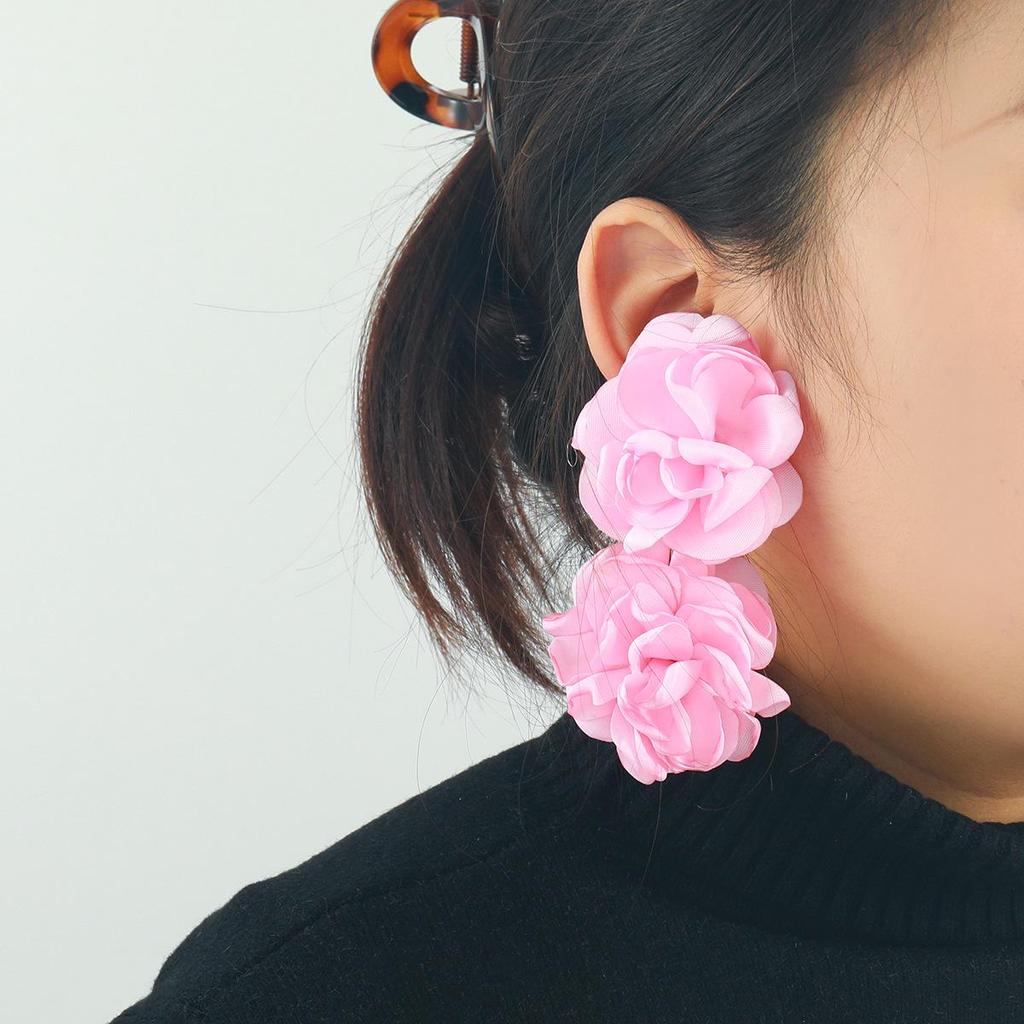 Barevné letní náušnice s třásněmi z květin a listů