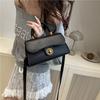 Retro Senior Casual Neues Schloss Herbst und Winter Pendeln Einfarbig Schlichte Schulter Crossbody Tragbar Kleine Quadratische Tasche