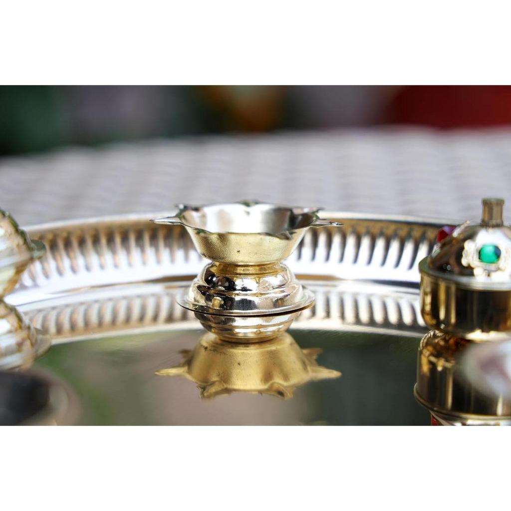 9palcový mosazný Navratri Pooja Thali s připevněnou diyou, 2 miskami, stojánkem na agarbatti a zlatě povrchově upravenou miskou na kumkum