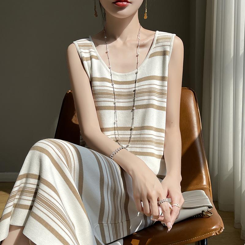 Gestricktes Sommerkleid mit Strumpfhaltern im französischen Stil mit U-Ausschnitt: Lockerer, gestreifter, langer Rock