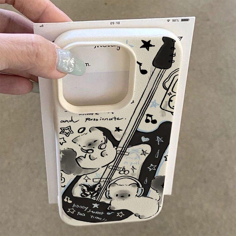A Guitar Cat Patterned Lychee-Textured Phone Case, Suitable for iPhone 17, 16, 15, Plus, Pro, Max Series Phones — Can Be Used as a Gift