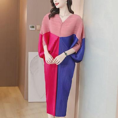 European & American Fashion: New Large Size Slim Women's Bat Sleeve Pleated Stitch Dress