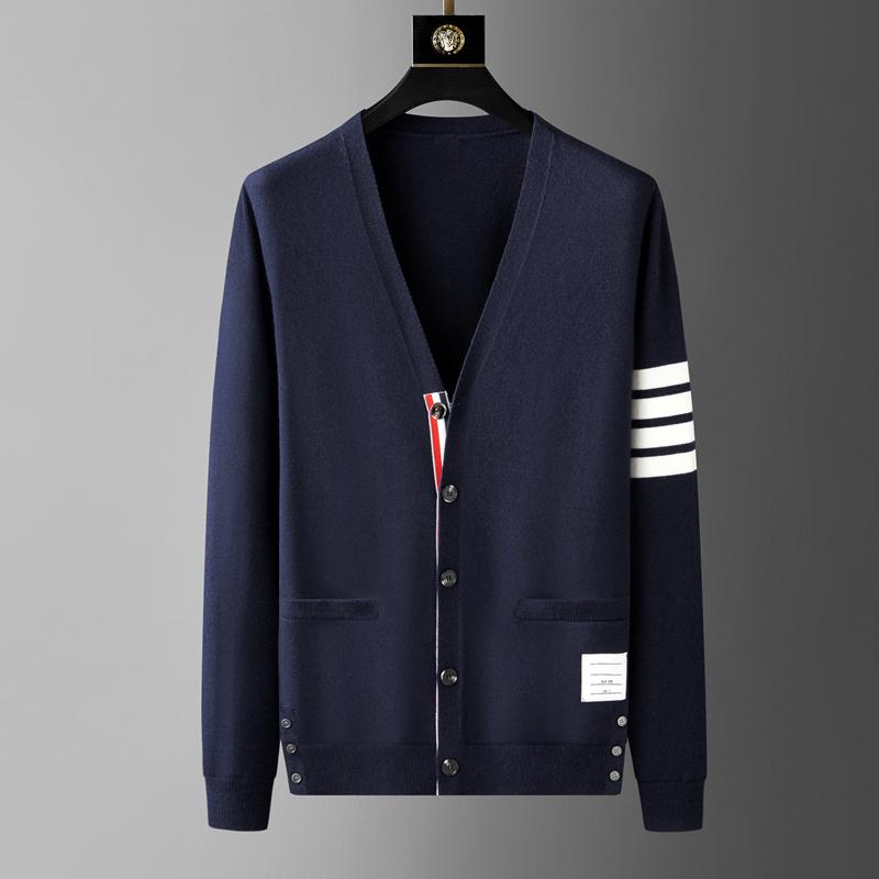 High-End-Luxusmarke V-Ausschnitt Strickjacke Herren Frühling und Herbst Trend Klassisch Vier Streifen Koreanisch Lässig Paar Pullover Mantel