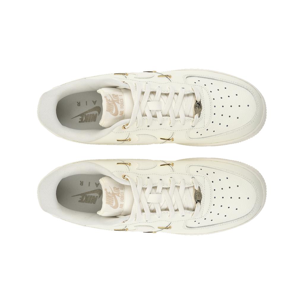 Nike Air Force 1 07 LX Mini Swoosh - מתכתי זהב נשים סניקרס לבן מפרש FV3654-111