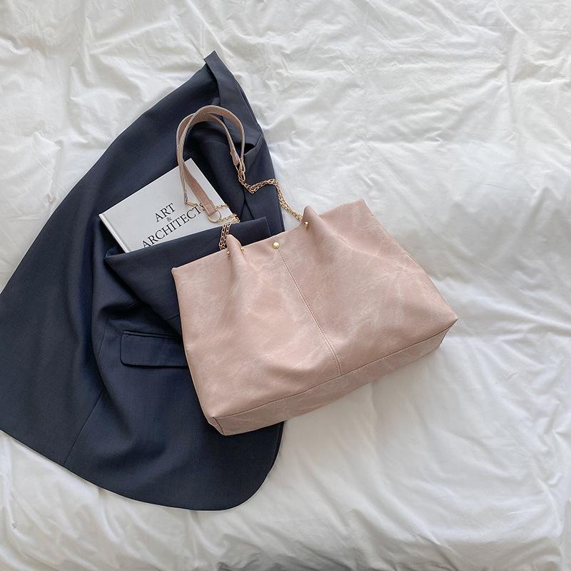 

2025 new European and American retro soft leather handbag bag women s large-capacity simple shoulder bag solid color tote bag розовый