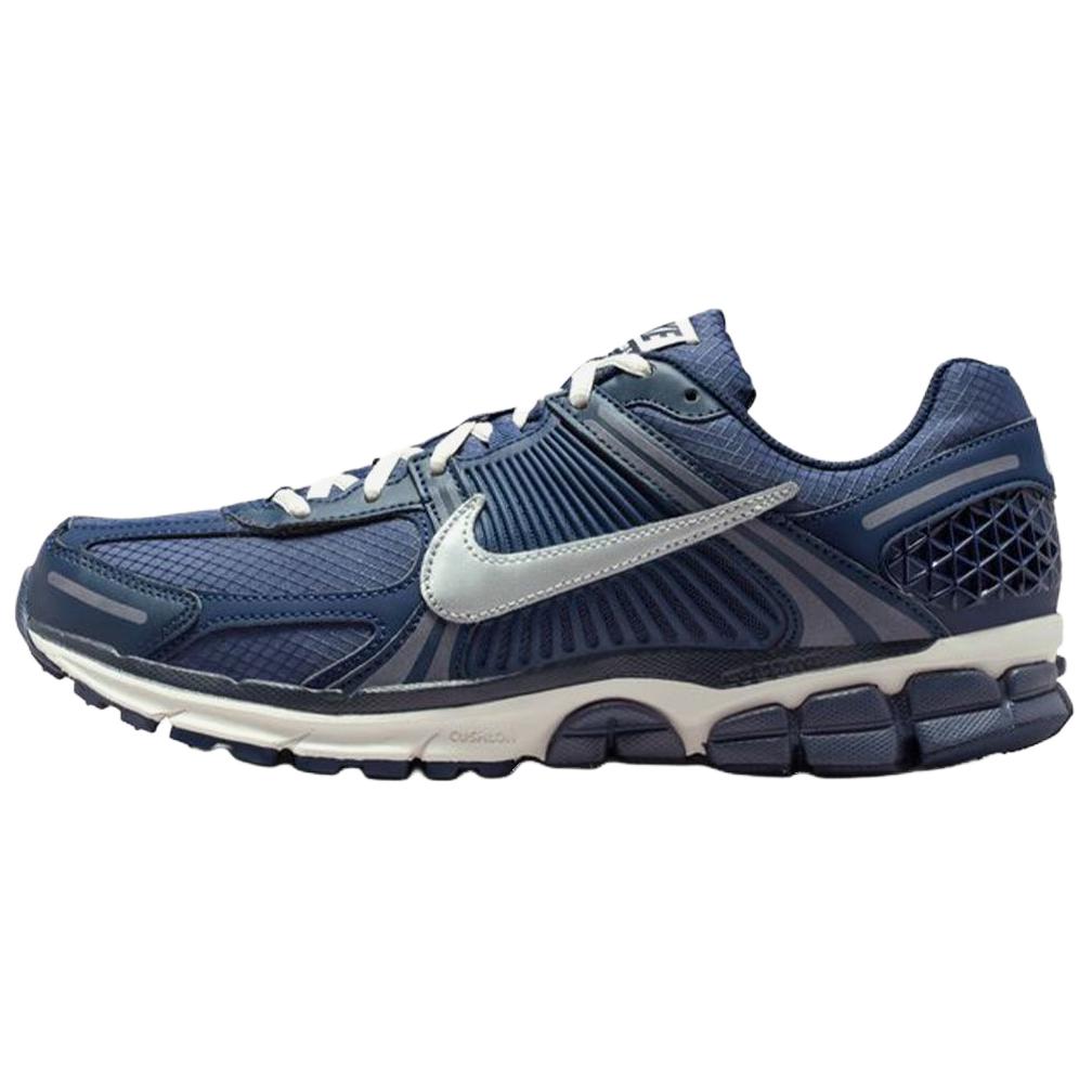 

Мужские кроссовки Nike Air Zoom Vomero 5 SE SP Синий Космос Глубокий Темно-Синий Светло-Древесно-Коричневый Металлический Серебристый IQ6589-400 45