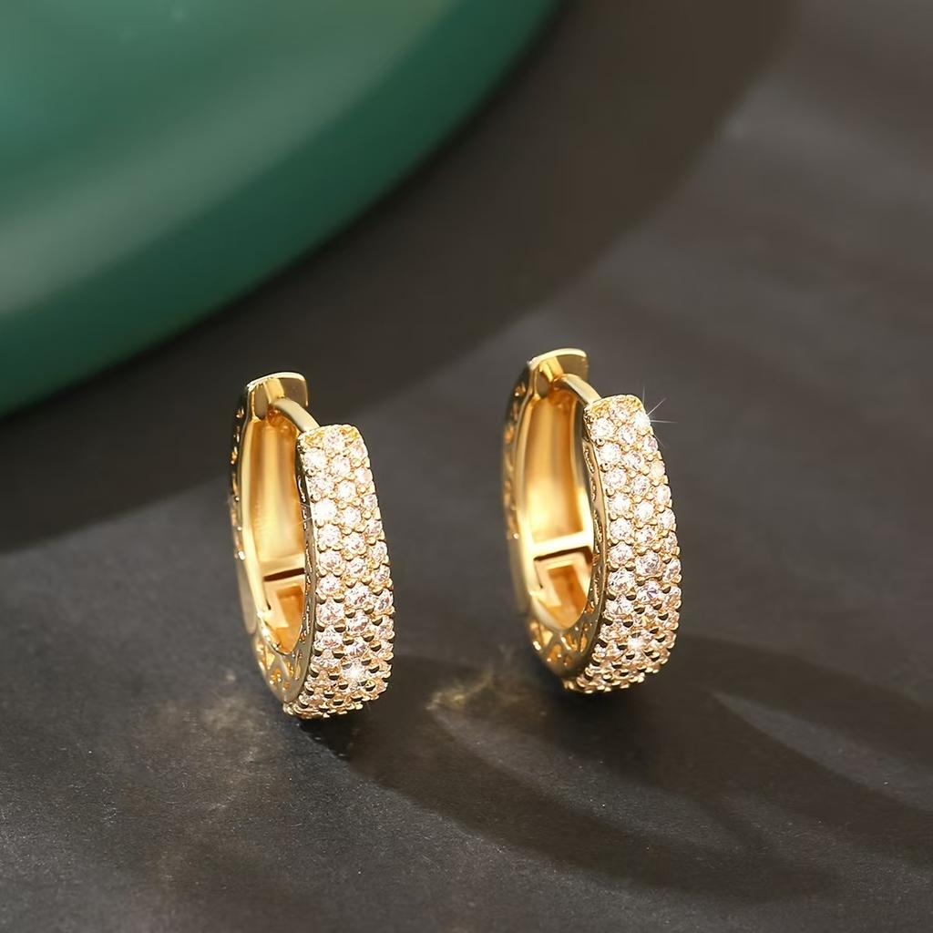 Huitan Boucles d'oreilles créoles creuses couleur or pour femmes pavées de pierres CZ éblouissantes, bijoux de déclaration tendance de luxe pour femmes