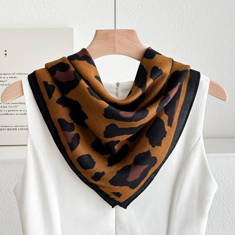 71 Series Neck Cashew Flower Square Scarf Silk Scarf Female Korean Version Versatile Literary and Retro Neck Protection Decorative Small Scarf