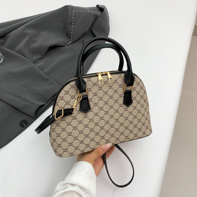 

Модная повседневная сумка женская 2024 простая модная популярная сумка-ракушка повседневная сумка популярная простая сумка через плечо чёрный