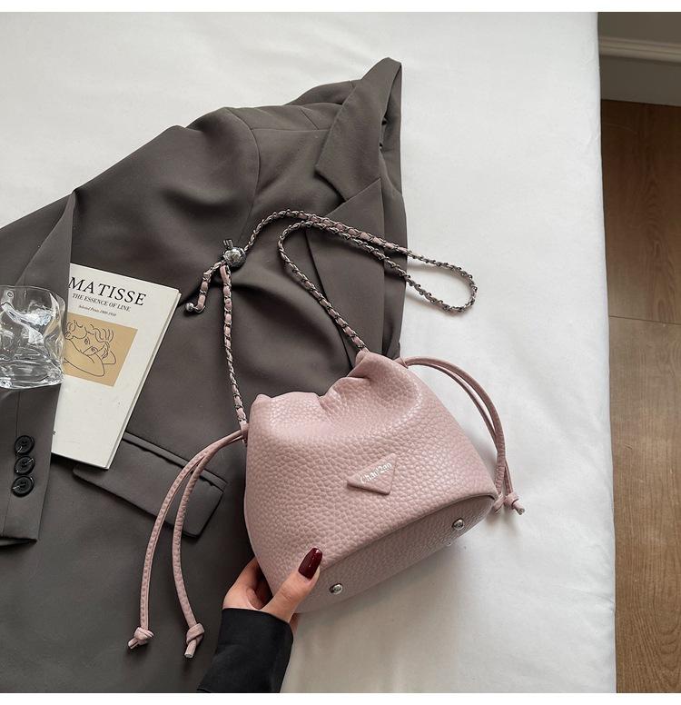 

2025 new pump belt bucket bag texture portable chain casual versatile small bag soft leather women s shoulder messenger bag
