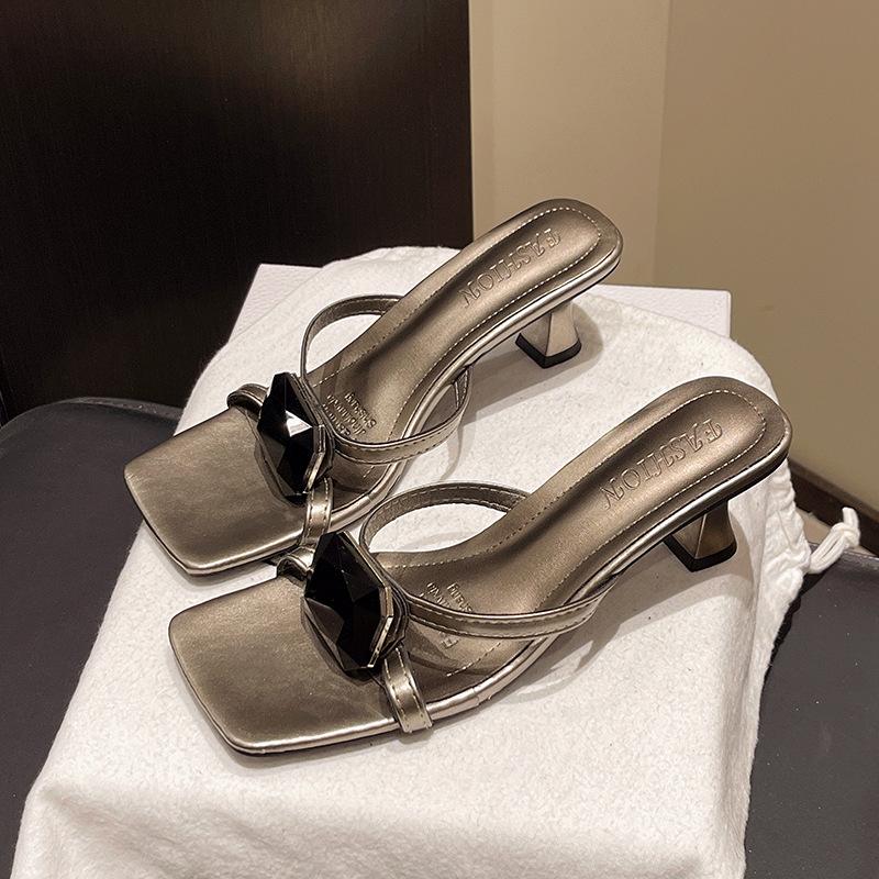 

Стразы с открытым носком крутые тапочки женские 2025 лето новый темперамент сексуальные и красивые квадратный носок толстый каблук не устают ноги высокие каблуки 39