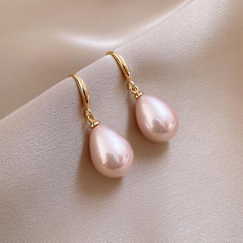 Monet Garden Pearl Stud Earrings: Exquisite Court Style with a Luxurious, Versatile Design.