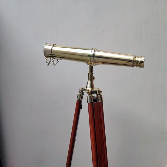 Stort messingteleskop, kikkert på stativ i tre, dekorativt teleskop på stativ Funksjonell, retrodesigndekor