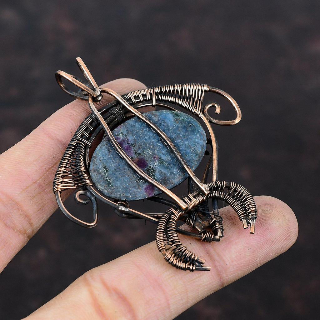 Pandantiv Cianit Albastru cu Rubin Pandantiv cu Piatră Prețioasă Înfășurat în Sârmă de Cupru Bijuterii Cianit Albastru cu Rubin Pandantiv Broască Țestoasă Handmade Bijuterii din Sârmă de Cupru