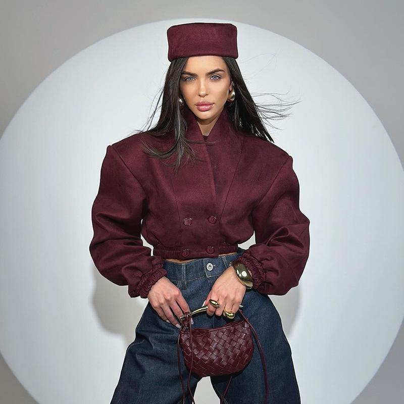 

Бордовый приталенный жакет с V-образным вырезом и двубортной застежкой - Женская мода весна 2025 M бордовый