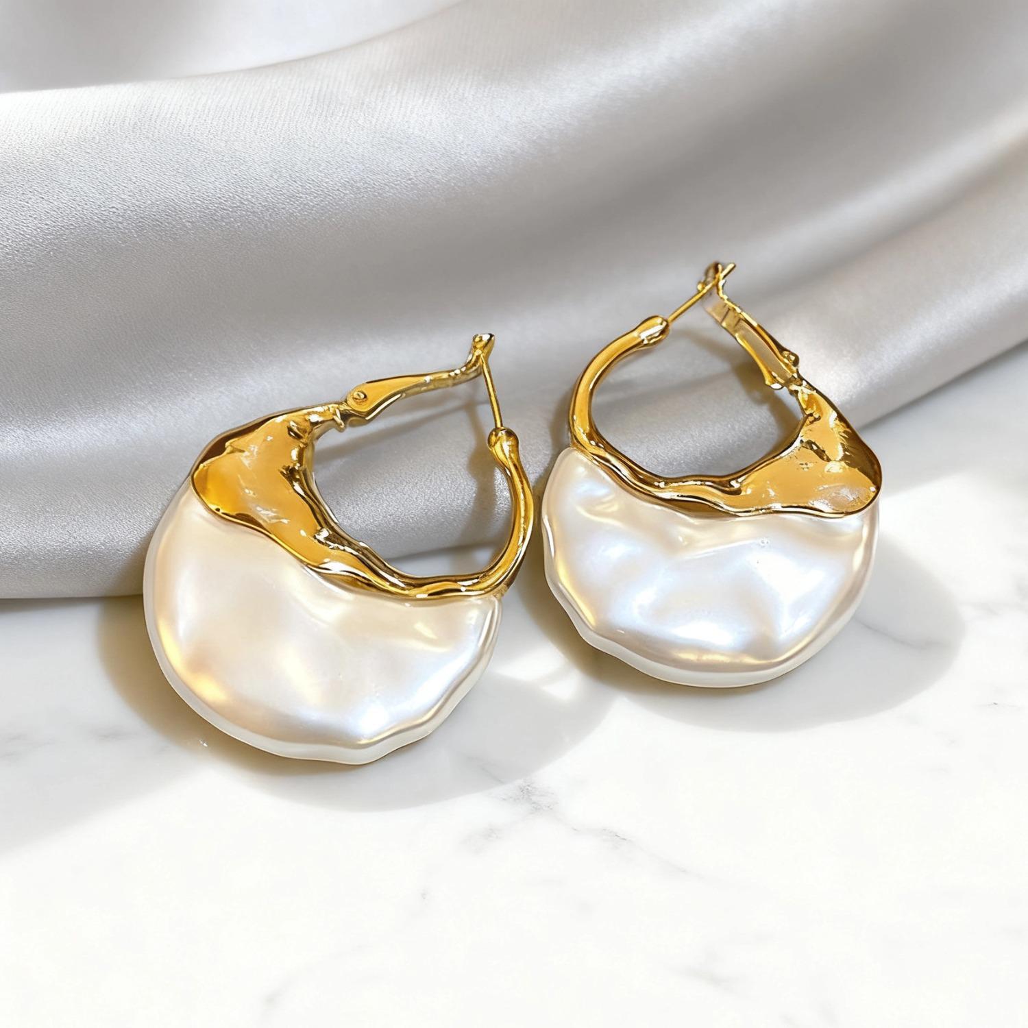 

Miki High-End Retro Court Style Artistic Earrings: Light Luxury, Niche Design, Unique Personality Standard