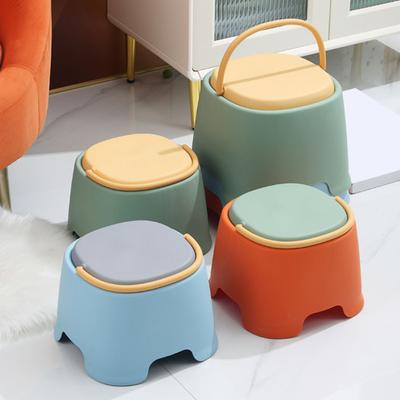 Sgabello Basso per Bambini con Manico Impilabile Robusto Antiscivolo Leggero Poggiapiedi Casa Soggiorno Bagno