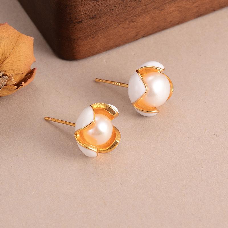 Natural Pearl Flower Earrings French Retro Minimalist High-end Light Luxury Temperament New Stud Earrings Literary Earrings Women