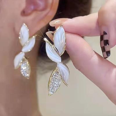 Huitan Kore Tarzı Taze Beyaz Yaprak Çiçek Küpeler Kakma Işıltılı Kübik Zirkon Altın Rengi Estetik Kadın Küpeleri Moda Takı