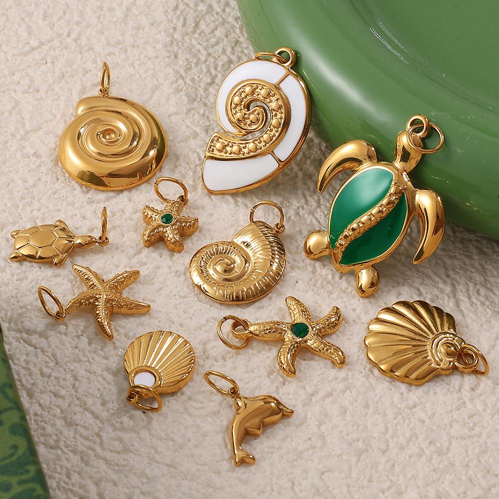 Ciondolo Stella Marina e Conchiglia Placcato Oro 18K: Collana con Design Irregolare di Conchiglie, Stile Spiaggia, in Acciaio Inossidabile