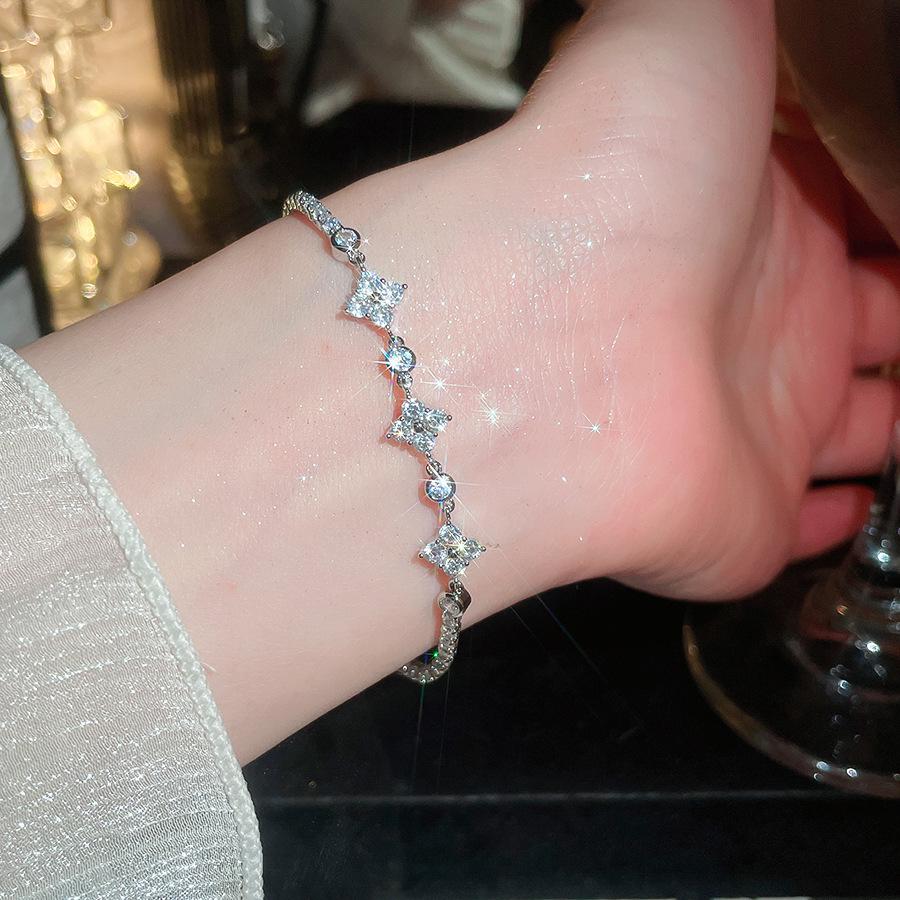 Elegant French Minimalist Zircon Butterfly Bracelet - Luxury Fashion Jewelry with Exquisite Design