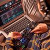 Hercules DJControl Starlight: Kompaktní a lehký DJ kontroler s LED osvětlením, kompatibilní se Serato DJ Lite