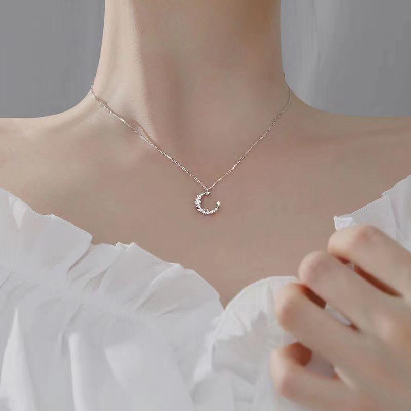 Lucky Four-Leaf Clover Necklace - Women's Unique Design, Sophisticated Luxury Leaf Lockbone Chain, Premium Quality
