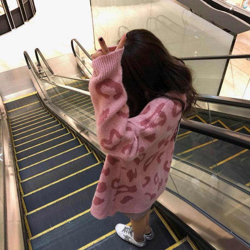 Autumn and winter fashion pink V-neck leopard print ladies sweater jacket, loose and thin lazy style black wool knit cardigan
