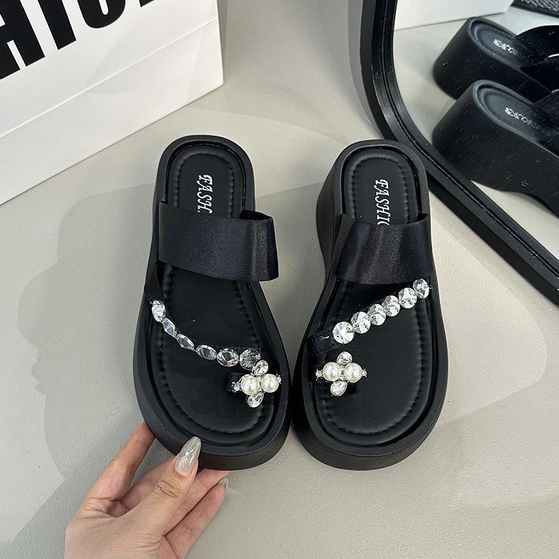 In the summer of 2025, the new thick-soled flip-flops wear rhinestones with skirts, and the small man increases the height of beach shoes. Women