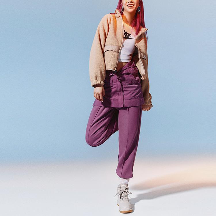 Nike Dámská bunda s fleecovou podšívkou a trychtýřovitým límcem s potiskem loga kukuřičná DO7761-200