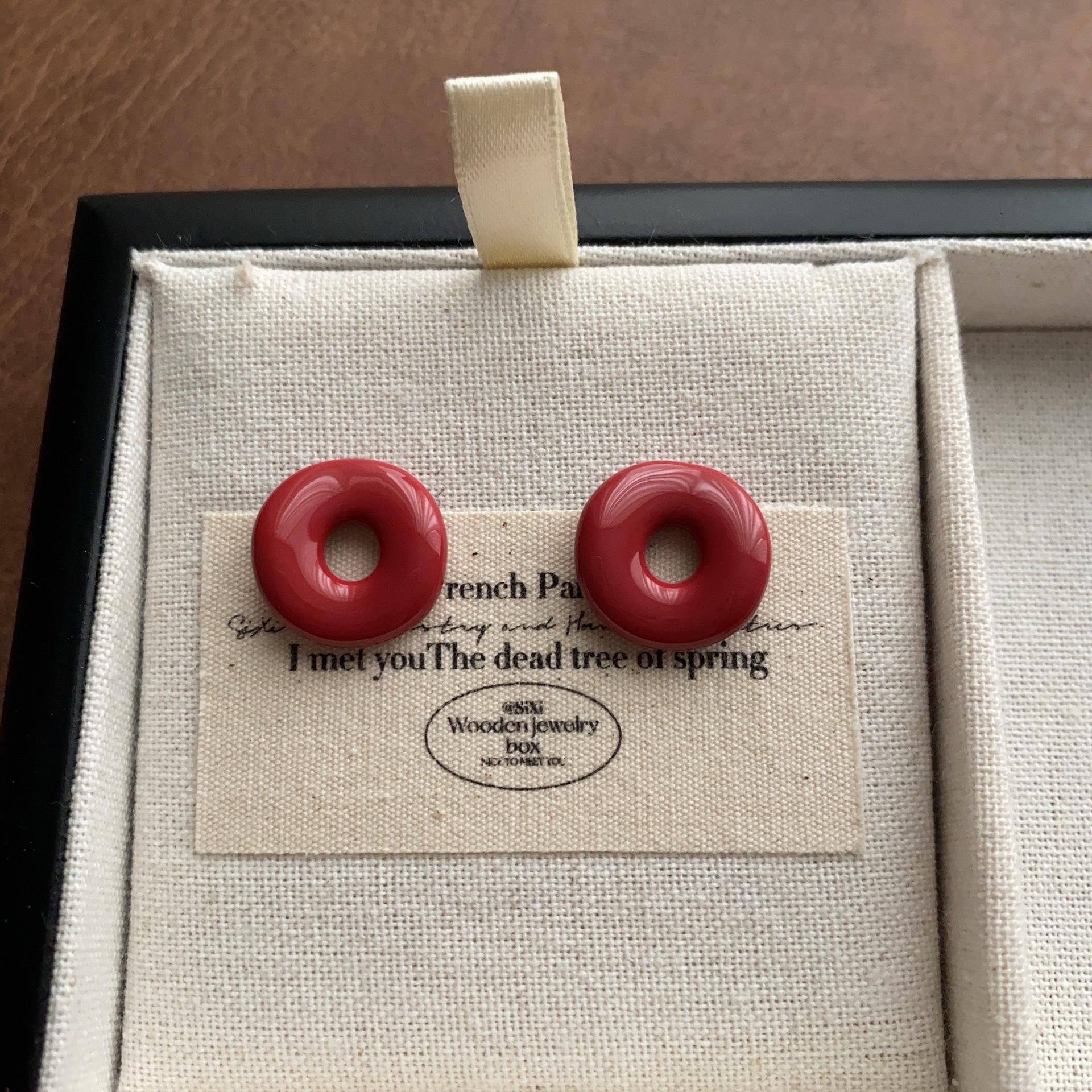 

Color round donut stud earrings, sweet, cool and neat, high-end sense, niche, fashionable, fresh and light luxury, daily earrings.